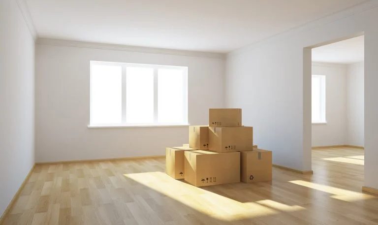 Leeg opgeleverde woonkamer na een woningontruiming